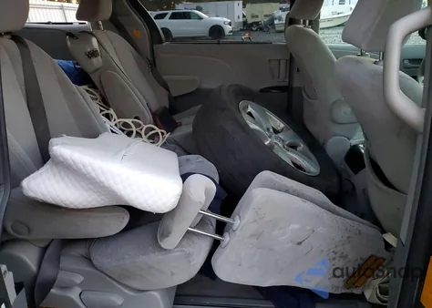 2011 Toyota Sienna Le z USA, uszkodzony, nr VIN 5TDKK3DC3BS018291